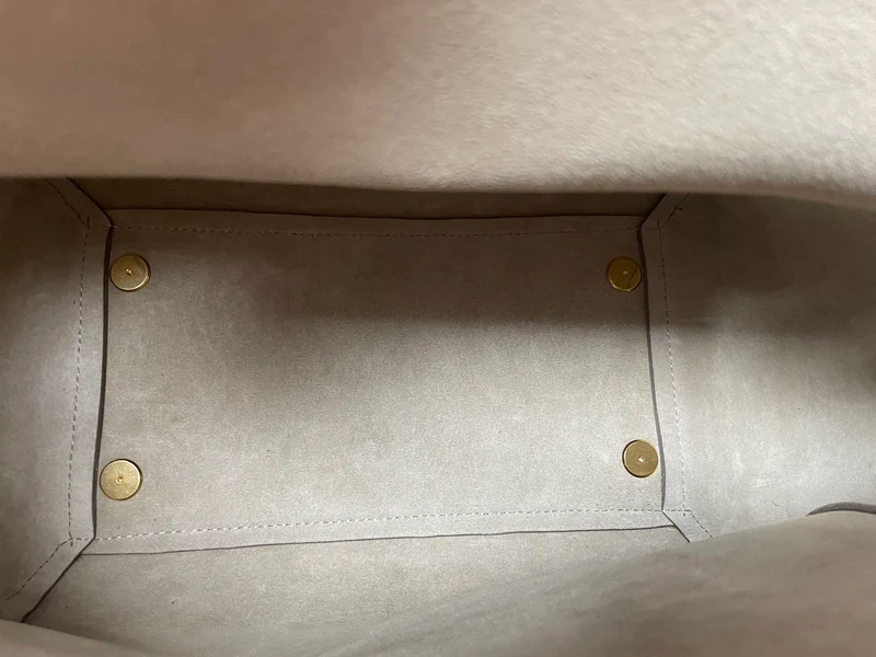 Celine Mini Belt Bag aus helltaupefarbenem genarbtem Kalbsleder