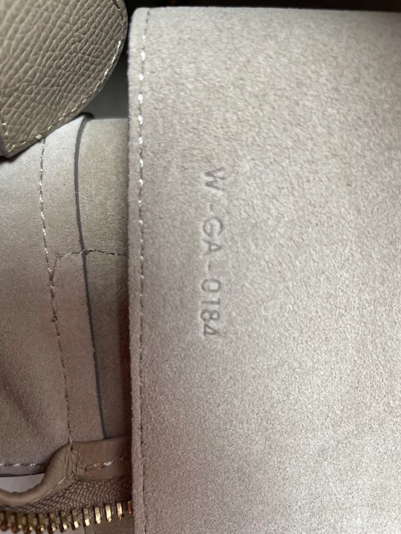 Celine Mini Belt Bag aus helltaupefarbenem genarbtem Kalbsleder