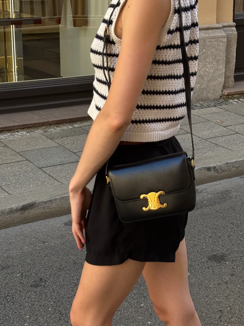 Celine Teen Triomphe Tasche aus glänzendem Kalbsleder, Schwarz, 2020