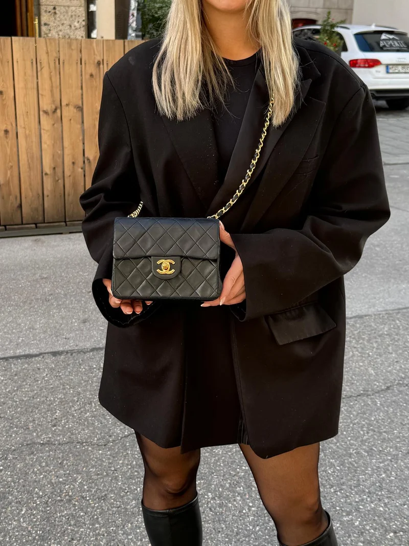Chanel Vintage Timeless Mini Square Classic Flap Bag in Schwarz mit 24 Karat Goldbeschlägen