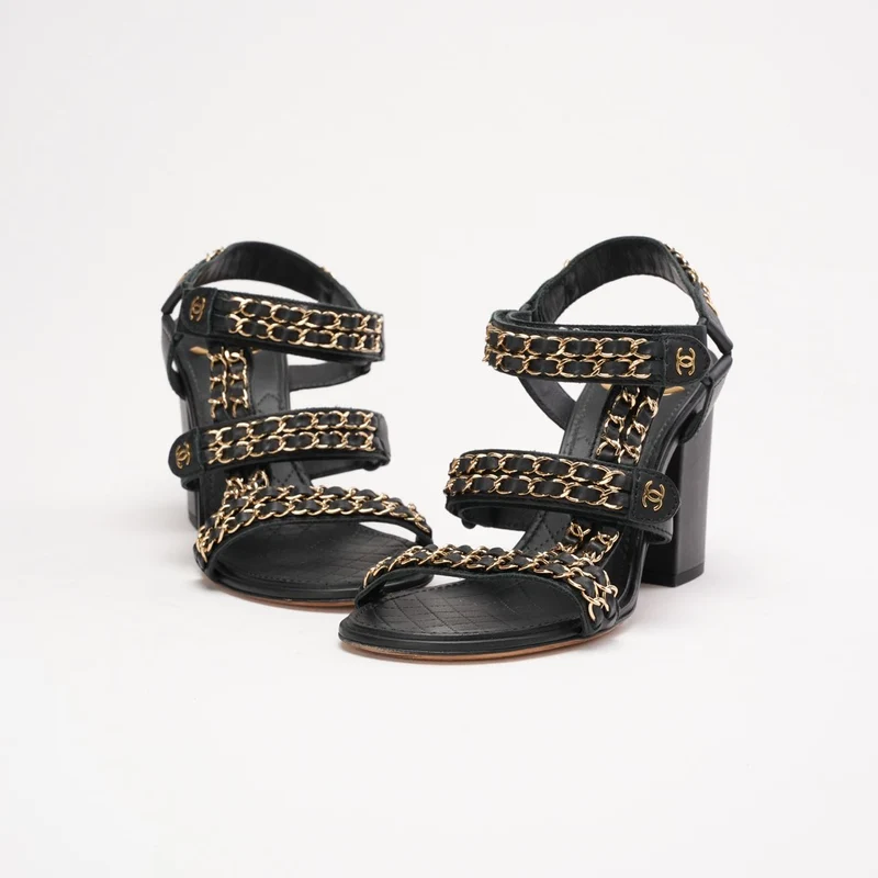 Chanel Sandalen mit schwarzem Kettendetail und Knöchelriemen, Größe 38
