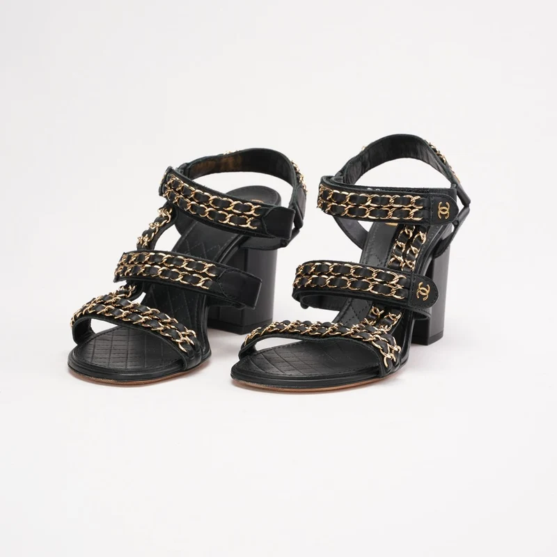 Chanel Sandalen mit schwarzem Kettendetail und Knöchelriemen, Größe 38
