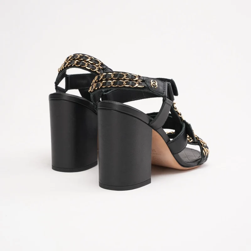 Chanel Sandalen mit schwarzem Kettendetail und Knöchelriemen, Größe 38