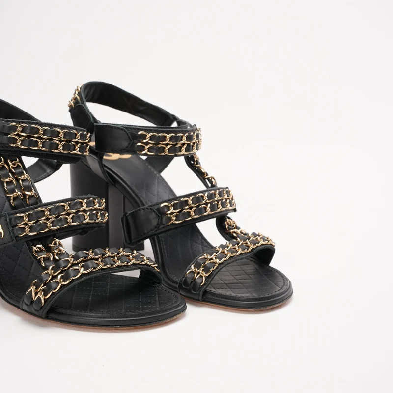 Chanel Sandalen mit schwarzem Kettendetail und Knöchelriemen, Größe 38