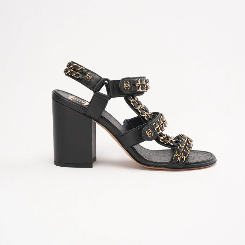 Chanel Sandalen mit schwarzem Kettendetail und Knöchelriemen, Größe 38