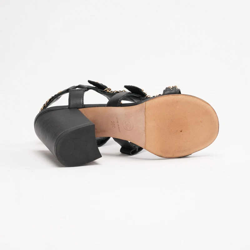 Chanel Sandalen mit schwarzem Kettendetail und Knöchelriemen, Größe 38