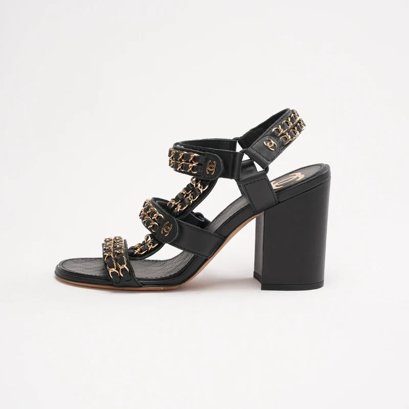Chanel Sandalen mit schwarzem Kettendetail und Knöchelriemen, Größe 38