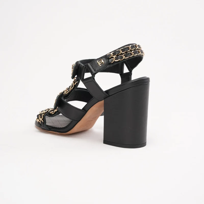 Chanel Sandalen mit schwarzem Kettendetail und Knöchelriemen, Größe 38
