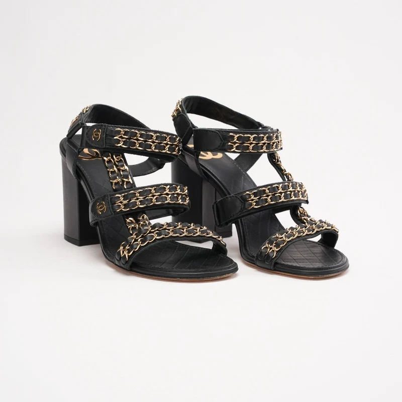 Chanel Sandalen mit schwarzem Kettendetail und Knöchelriemen, Größe 38