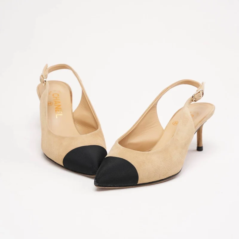 Chanel Slingback-Pumps aus beigefarbenem Wildleder und schwarzem Ripsband mit spitzer Kappe und CC-Logo, Größe 36.5