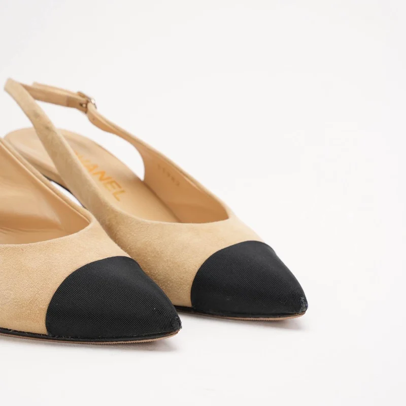 Chanel Slingback-Pumps aus beigefarbenem Wildleder und schwarzem Ripsband mit spitzer Kappe und CC-Logo, Größe 36.5