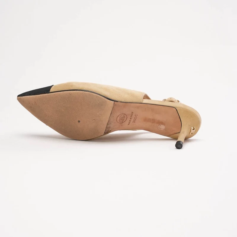 Chanel Slingback-Pumps aus beigefarbenem Wildleder und schwarzem Ripsband mit spitzer Kappe und CC-Logo, Größe 36.5