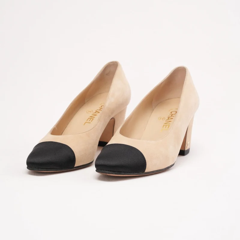 Chanel Pumps aus beigefarbenem Wildleder und schwarzem Satin mit CC-Blockabsatz und Kappe, Größe 37.5