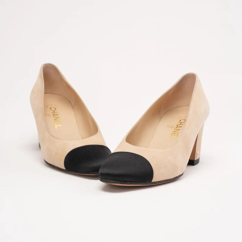 Chanel Pumps aus beigefarbenem Wildleder und schwarzem Satin mit CC-Blockabsatz und Kappe, Größe 37.5