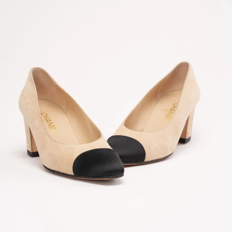 Chanel Pumps aus beigefarbenem Wildleder und schwarzem Satin mit CC-Blockabsatz und Kappe, Größe 37.5