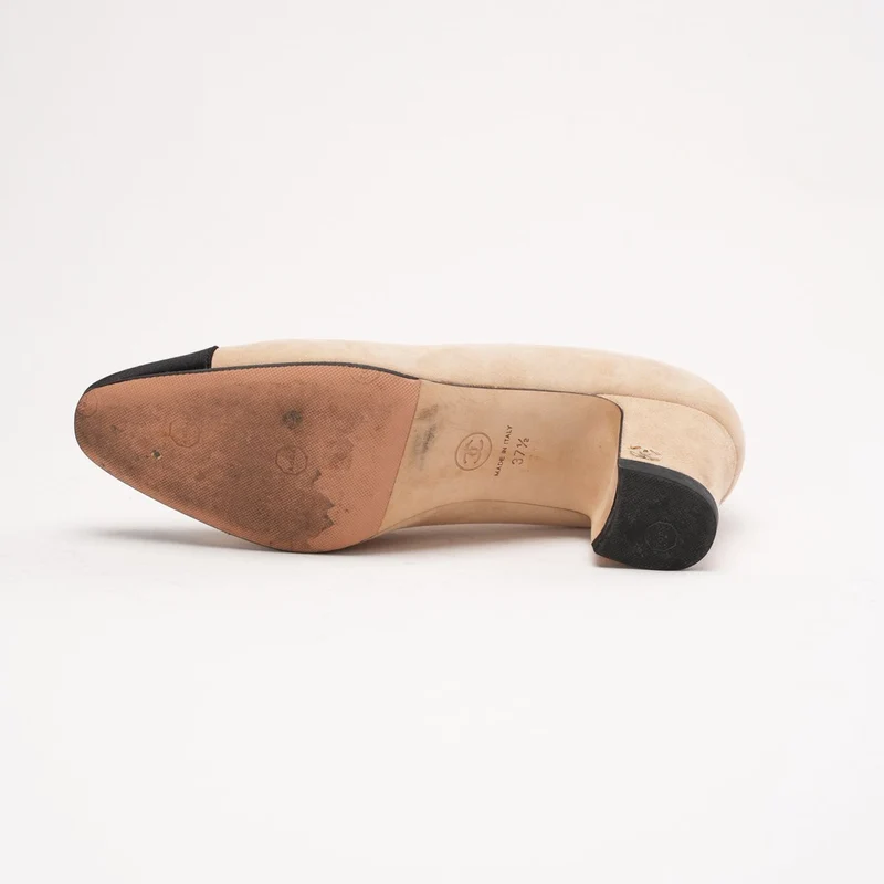 Chanel Pumps aus beigefarbenem Wildleder und schwarzem Satin mit CC-Blockabsatz und Kappe, Größe 37.5