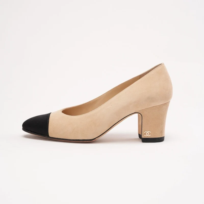 Chanel Pumps aus beigefarbenem Wildleder und schwarzem Satin mit CC-Blockabsatz und Kappe, Größe 37.5