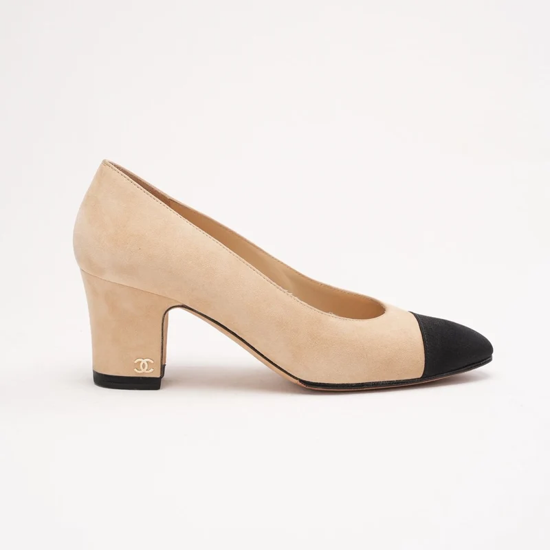 Chanel Pumps aus beigefarbenem Wildleder und schwarzem Satin mit CC-Blockabsatz und Kappe, Größe 37.5