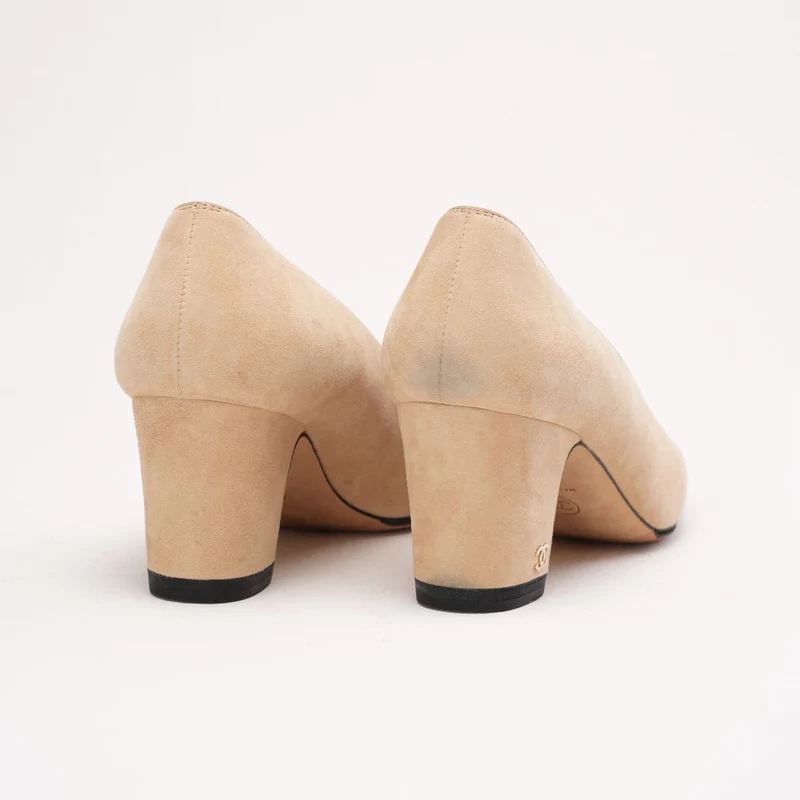 Chanel Pumps aus beigefarbenem Wildleder und schwarzem Satin mit CC-Blockabsatz und Kappe, Größe 37.5