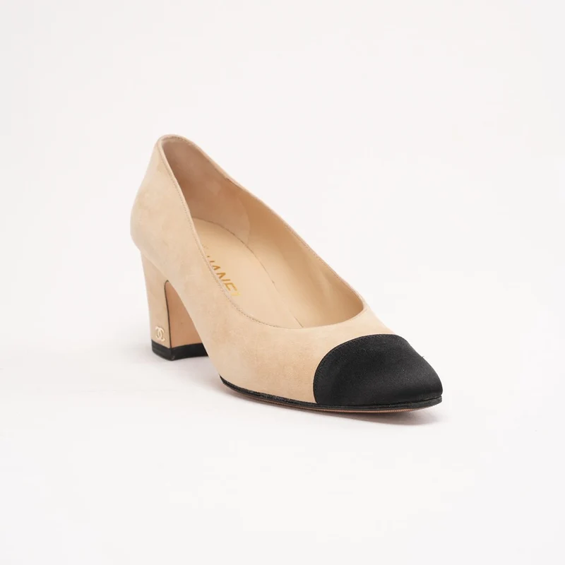 Chanel Pumps aus beigefarbenem Wildleder und schwarzem Satin mit CC-Blockabsatz und Kappe, Größe 37.5