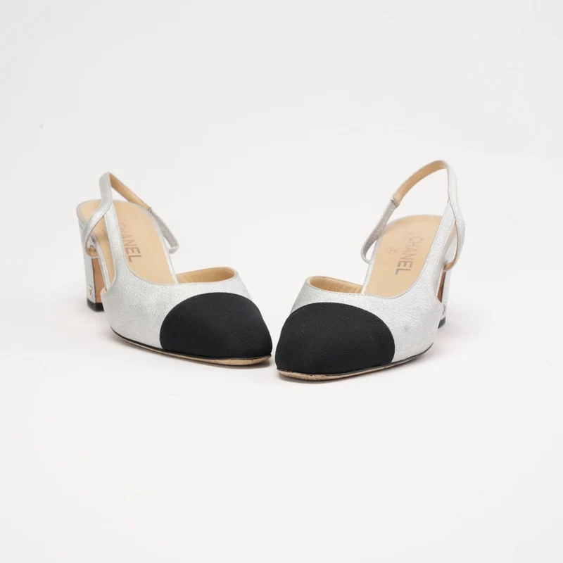 Chanel Slingback-Pumps aus silber-schwarzem Leder mit CC-Logo, Größe 39