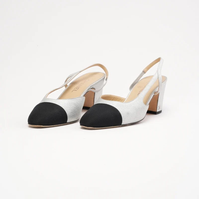 Chanel Slingback-Pumps aus silber-schwarzem Leder mit CC-Logo, Größe 39