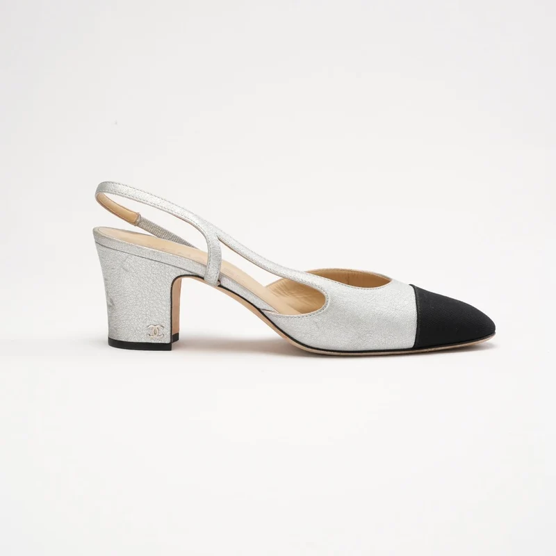 Chanel Slingback-Pumps aus silber-schwarzem Leder mit CC-Logo, Größe 39