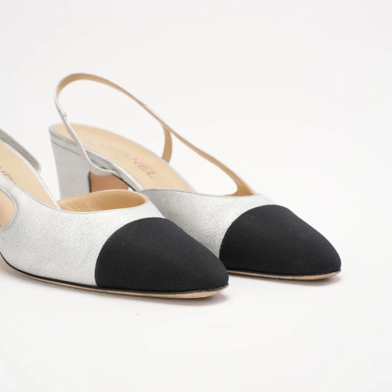 Chanel Slingback-Pumps aus silber-schwarzem Leder mit CC-Logo, Größe 39