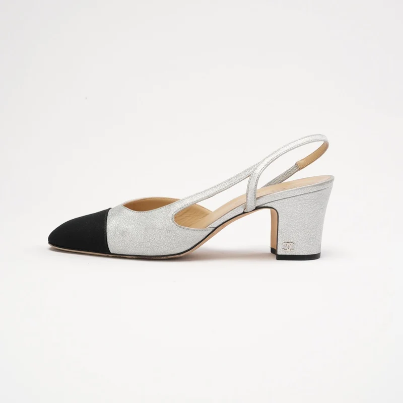 Chanel Slingback-Pumps aus silber-schwarzem Leder mit CC-Logo, Größe 39