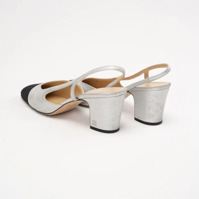 Chanel Slingback-Pumps aus silber-schwarzem Leder mit CC-Logo, Größe 39