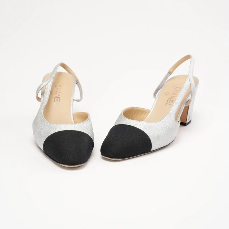 Chanel Slingback-Pumps aus silber-schwarzem Leder mit CC-Logo, Größe 39