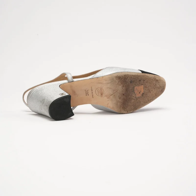 Chanel Slingback-Pumps aus silber-schwarzem Leder mit CC-Logo, Größe 39