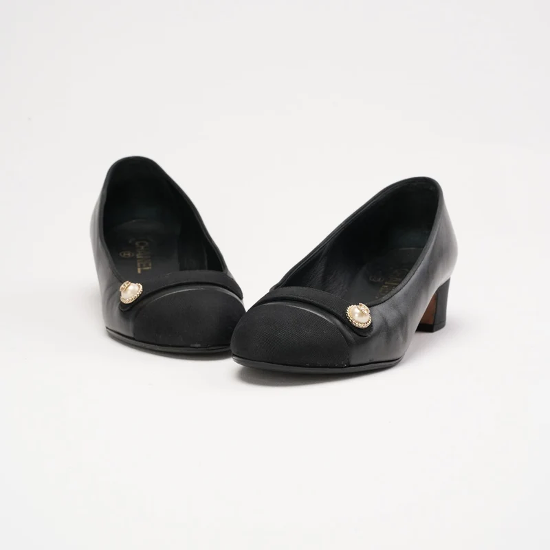 Chanel Pumps aus schwarzem Ziegenleder mit Logo und Perlmuttmuster, Größe 37.5