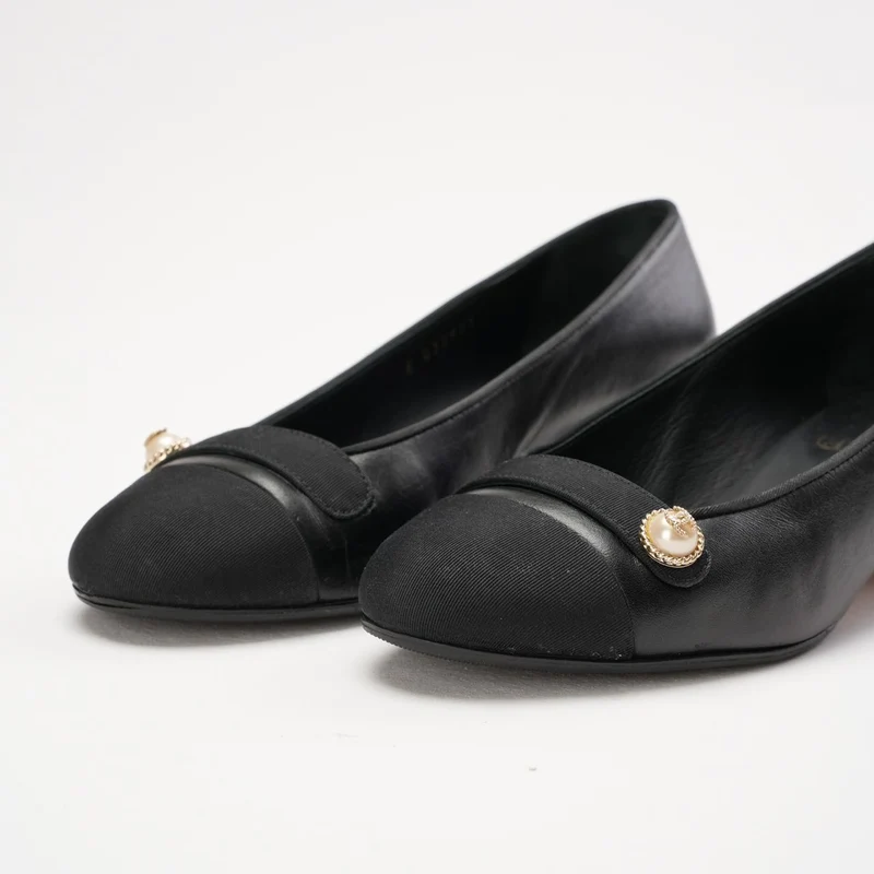 Chanel Pumps aus schwarzem Ziegenleder mit Logo und Perlmuttmuster, Größe 37.5