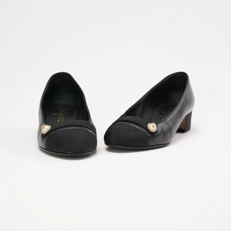 Chanel Pumps aus schwarzem Ziegenleder mit Logo und Perlmuttmuster, Größe 37.5