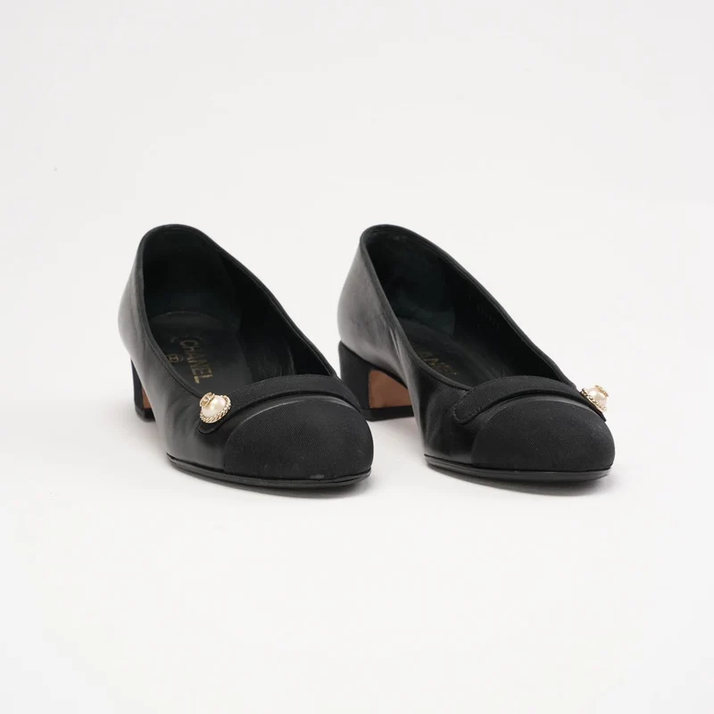 Chanel Pumps aus schwarzem Ziegenleder mit Logo und Perlmuttmuster, Größe 37.5