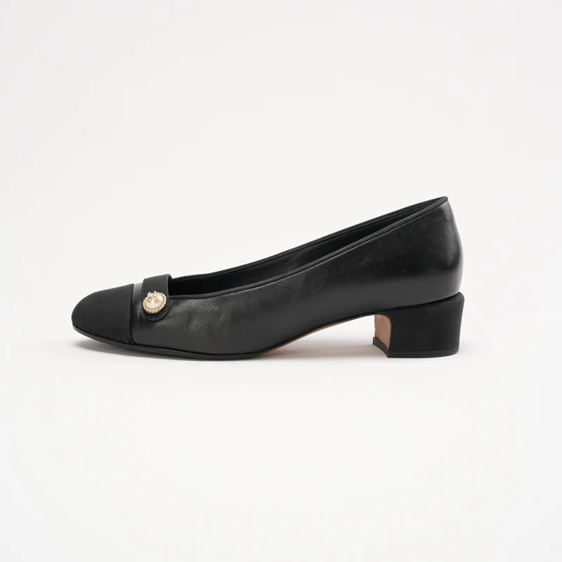 Chanel Pumps aus schwarzem Ziegenleder mit Logo und Perlmuttmuster, Größe 37.5