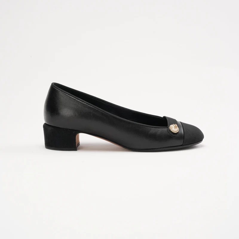 Chanel Pumps aus schwarzem Ziegenleder mit Logo und Perlmuttmuster, Größe 37.5