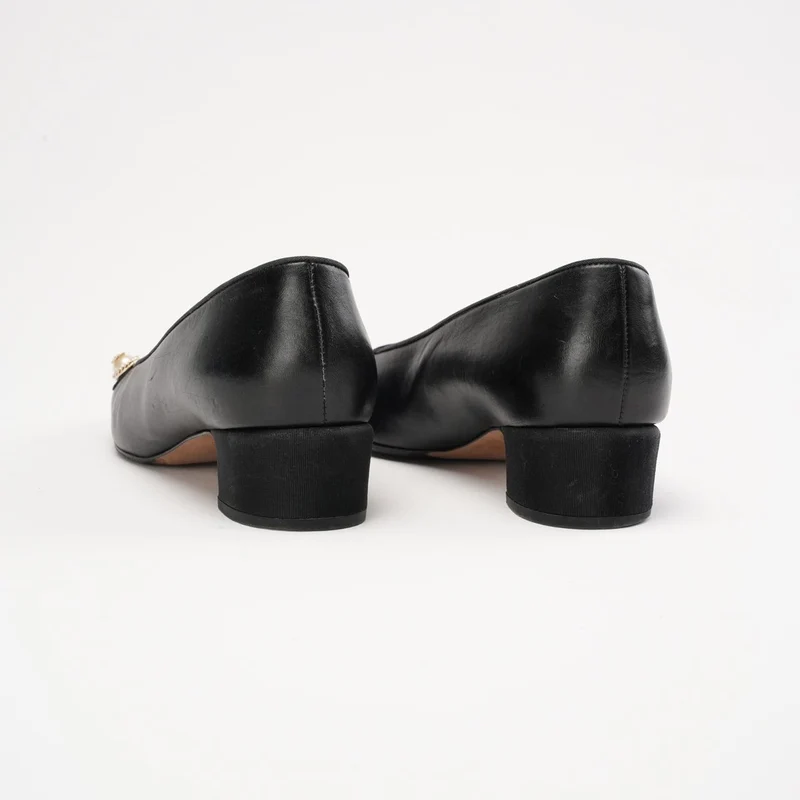Chanel Pumps aus schwarzem Ziegenleder mit Logo und Perlmuttmuster, Größe 37.5