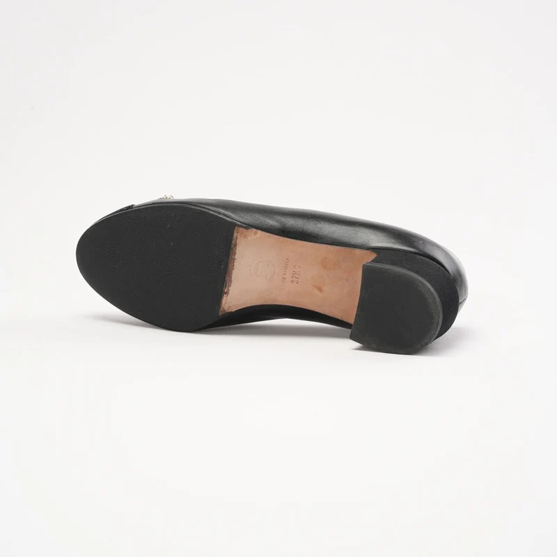 Chanel Pumps aus schwarzem Ziegenleder mit Logo und Perlmuttmuster, Größe 37.5