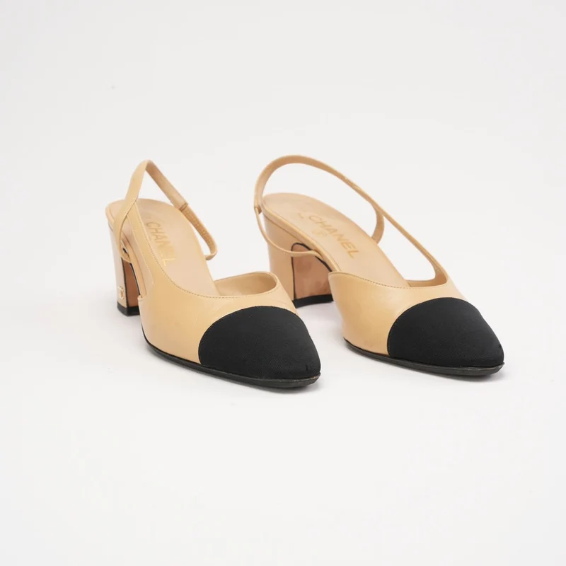 Chanel Slingback-Pumps aus beigefarbenem/schwarzem Lammleder mit Kappe und CC-Logo, Größe 38.5