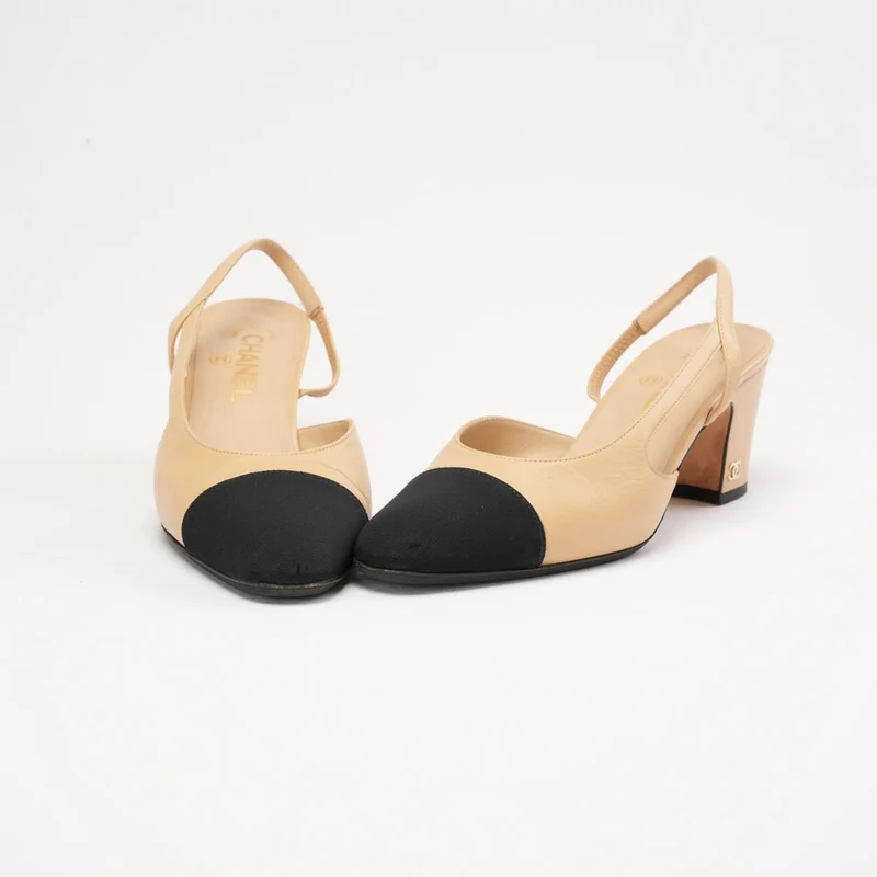 Chanel Slingback-Pumps aus beigefarbenem/schwarzem Lammleder mit Kappe und CC-Logo, Größe 38.5