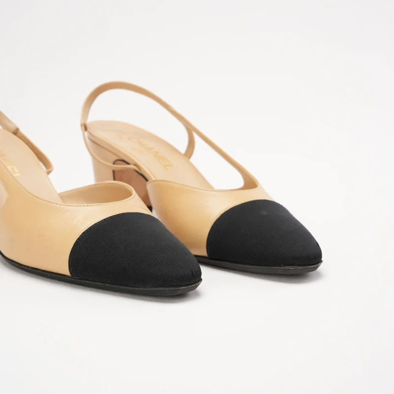 Chanel Slingback-Pumps aus beigefarbenem/schwarzem Lammleder mit Kappe und CC-Logo, Größe 38.5