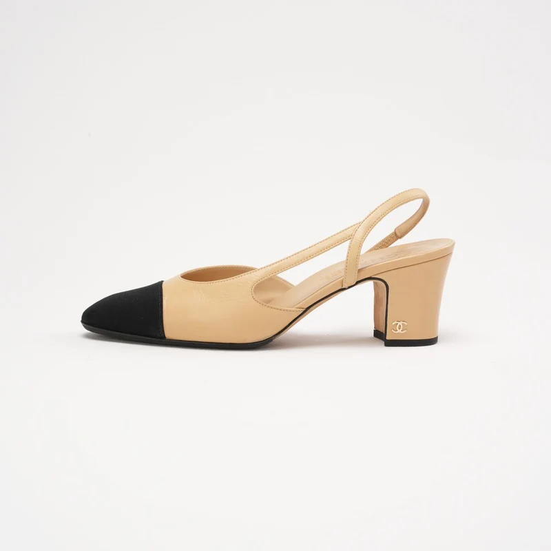 Chanel Slingback-Pumps aus beigefarbenem/schwarzem Lammleder mit Kappe und CC-Logo, Größe 38.5