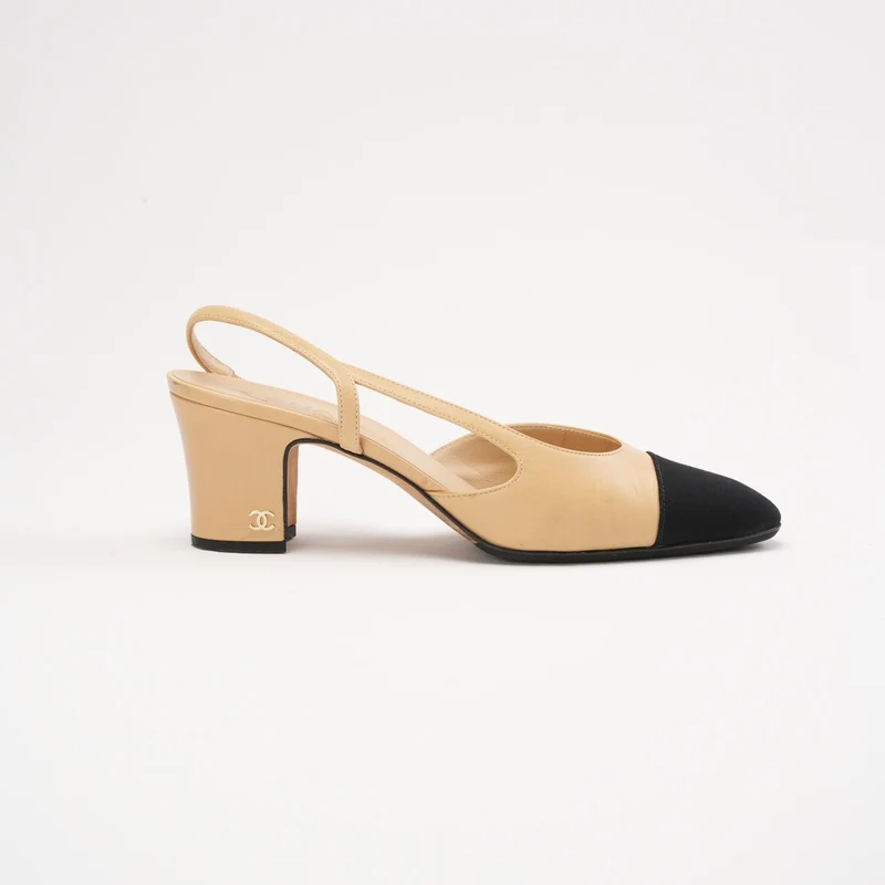 Chanel Slingback-Pumps aus beigefarbenem/schwarzem Lammleder mit Kappe und CC-Logo, Größe 38.5