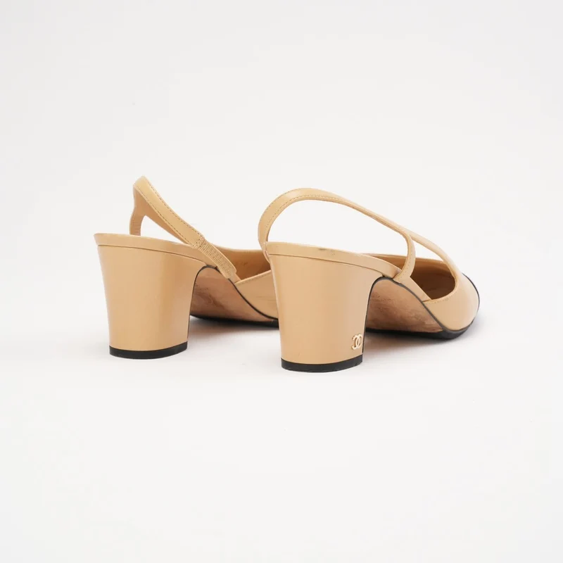 Chanel Slingback-Pumps aus beigefarbenem/schwarzem Lammleder mit Kappe und CC-Logo, Größe 38.5