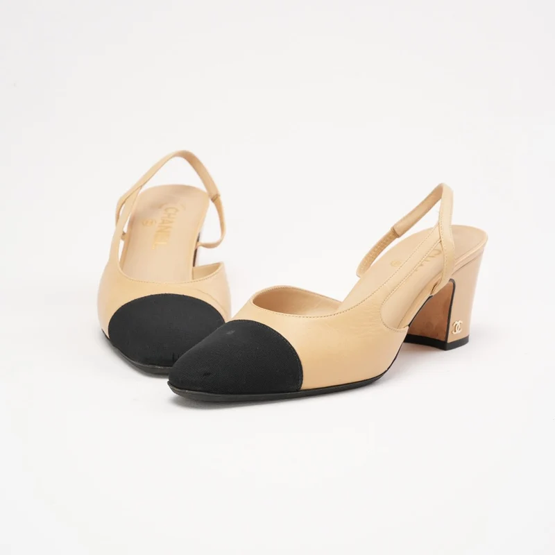Chanel Slingback-Pumps aus beigefarbenem/schwarzem Lammleder mit Kappe und CC-Logo, Größe 38.5