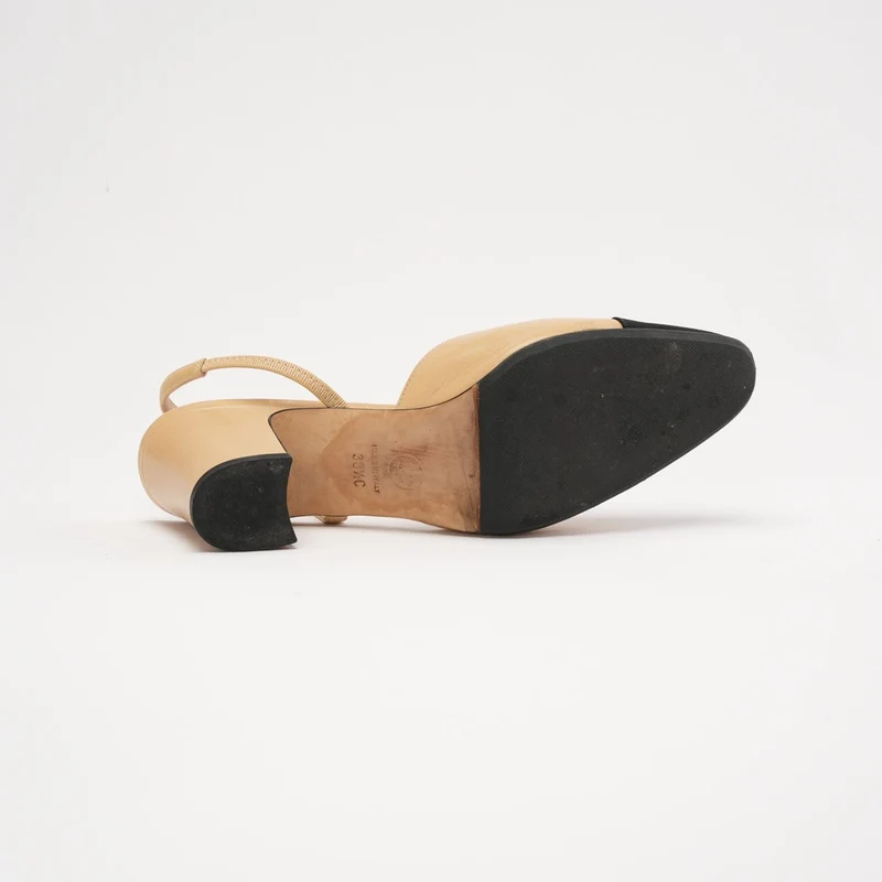 Chanel Slingback-Pumps aus beigefarbenem/schwarzem Lammleder mit Kappe und CC-Logo, Größe 38.5