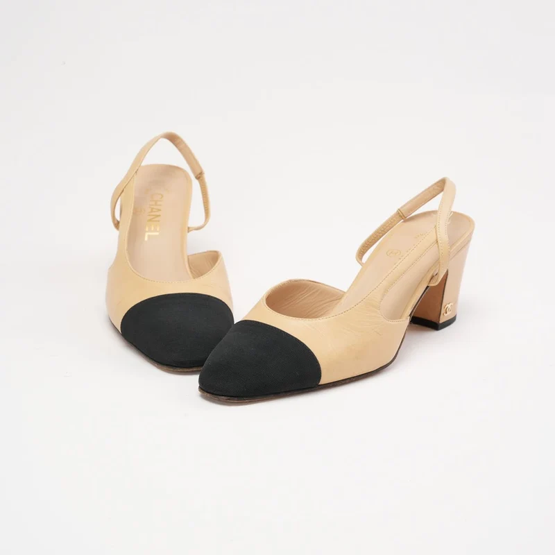 Chanel Slingback-Pumps mit Kappe und CC-Logo, Größe 38.5, Beige