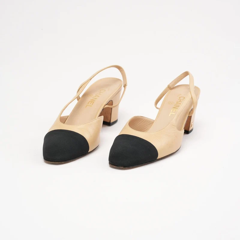Chanel Slingback-Pumps mit Kappe und CC-Logo, Größe 38.5, Beige